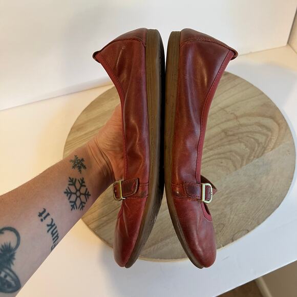 Born Red Round Toe Genuine Leather Buckle Strap Ballet Flat Shoe Size 7.5 - Picture 3 of 13